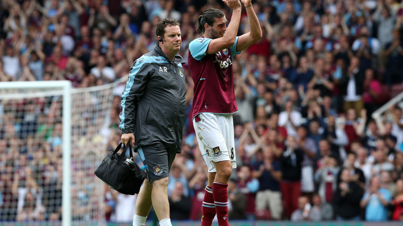 Endijs Kerols savainojuma dēļ atstāj laukumu savā debijas spēlē "West Ham" rindās 
Foto: AFP/Scanpix