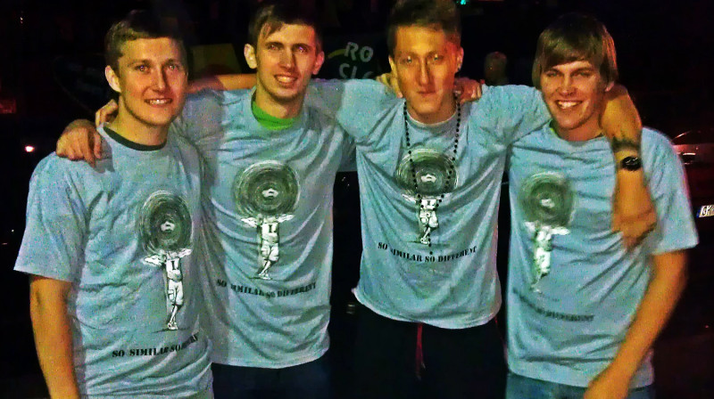 "Ghetto Football" čempionvienība "Bikini Lounge" trešdien pirms izbraukšanas - Juris Hlibovs (no kreisās), Artūrs Fjodorovs, Artūrs Hlibovs un Kristaps Kokins
Foto no "Bikini Lounge"...