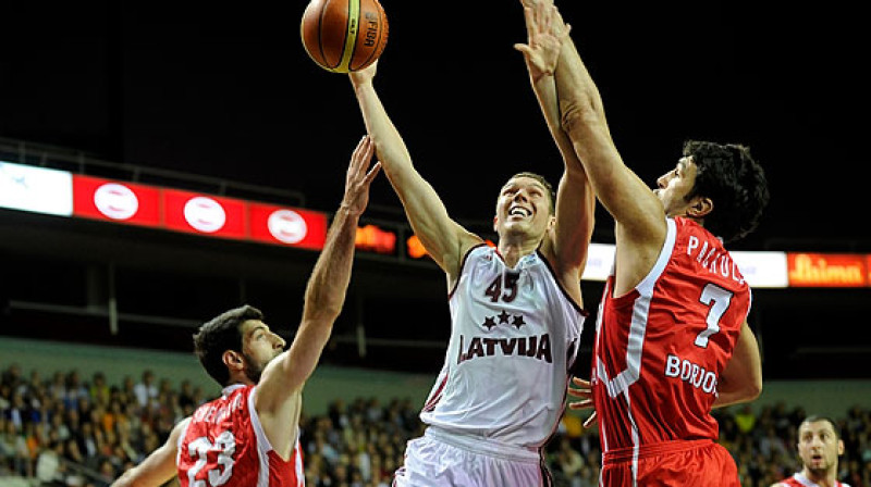 Dairis Bertāns un Latvijas vīriešu valstsvienība: ceļā uz Eiropas čempionāta finālturnīru vēl jāpārvar viens šķērslis.
Foto: fibaeurope.com (Romāns Kokšarovs)