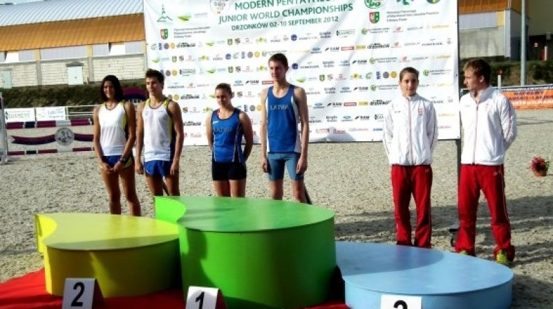 Olga Šišlova un Pāvels Švecovs (centrā)
Foto: pentathlon.org