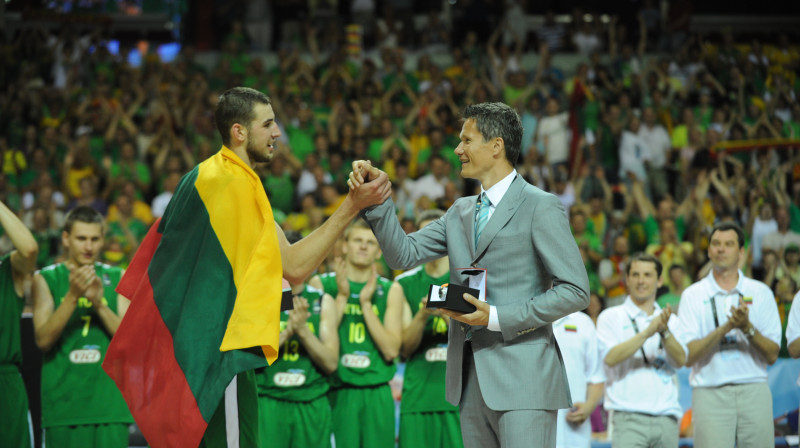 Edgars Šneps un FIBA U19 Pasaules čempionāta vērtīgākais spēlētājs Jons Valančūns (Lietuva)