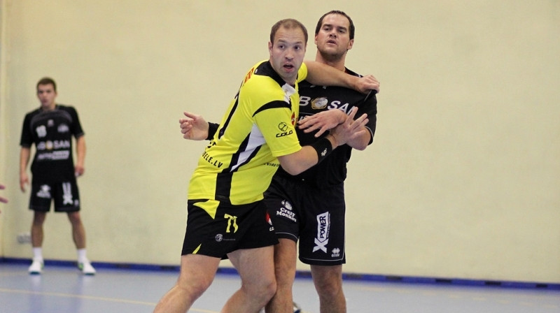 Edgars Štelfs (Dobeles Tenax, dzeltenais) cīnās ar Guntaru Lejnieku (LSPA)
Foto: Airida Žolīte