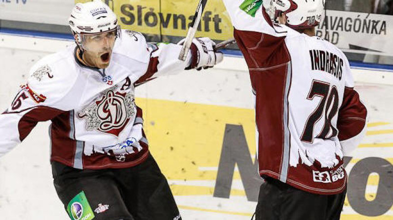 Karsums un Indrašis pagaidām ir vienīgie Dinamo uzbrucēji, kas pilda plānu "no spēles" (izšķirošs bullītis sanāca arī kadrā neesošajam Šrempam). Foto: Dinamo profils facebook.com