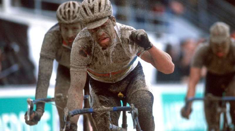 Ir bijušas sacīkstes, kad Vainšteins ēda dubļus šī vārda tiešajā nozīmē. Šajā bildē: finišējot Parīze-Rubē populārajā viendienā...

Foto:paris.ri