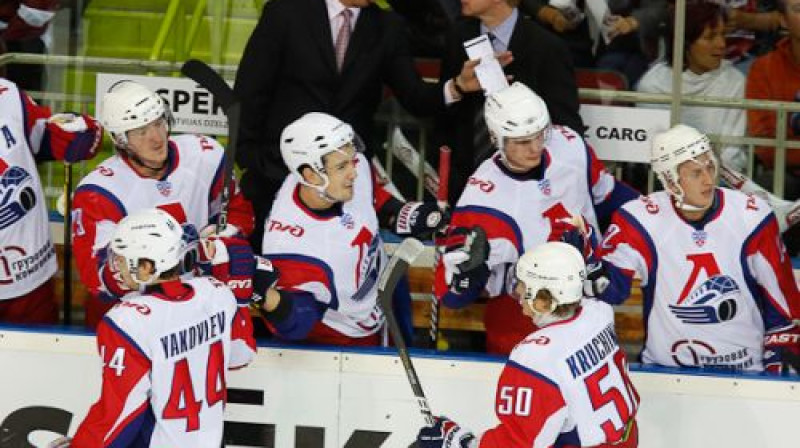 Toms Rovs (no kreisās)
Foto: hclokomotiv.ru