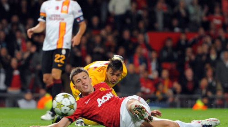 Maikls Keriks guļot gūst vienīgos vārtus spēlē
Foto: AFP/Scanpix