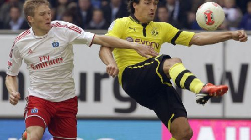 Artjoms Rudņevs cīņā ar Matsu Hummelsu
Foto: AP/Scanpix