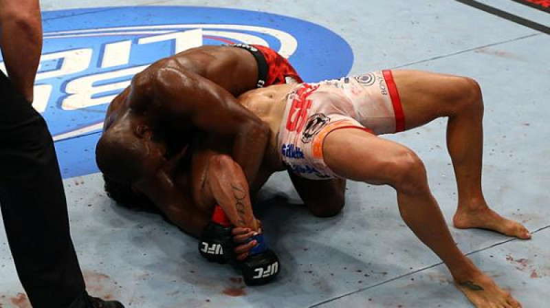 Džons Džonss lauž Vitora Belforta roku
Foto: sherdog.com