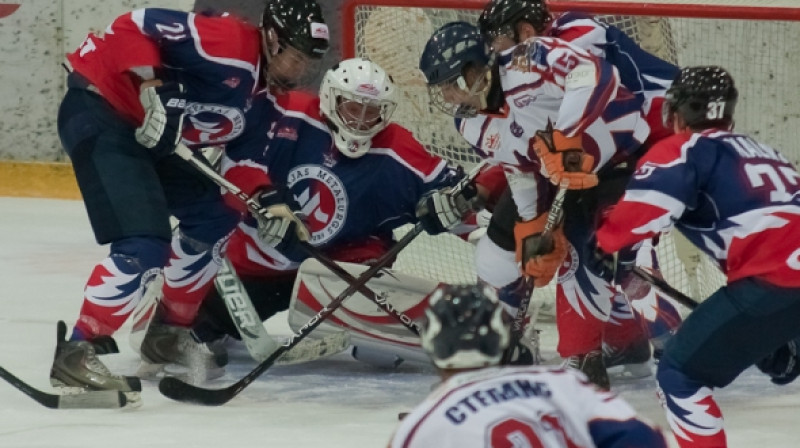 V.Miščuks (centrā) šodien pretiniekiem neatstāja nekādas cerības.
Foto: Ģirts Gertsons