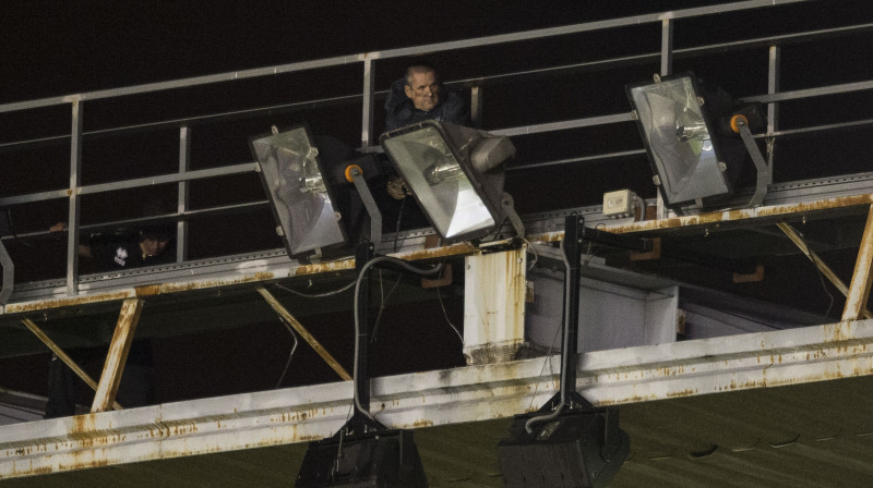 "Campo de Futbol de Vallecas" stadionā svētdien līdz futbola spēlēšanai tā arī netika... 
Foto: AFP/Scanpix