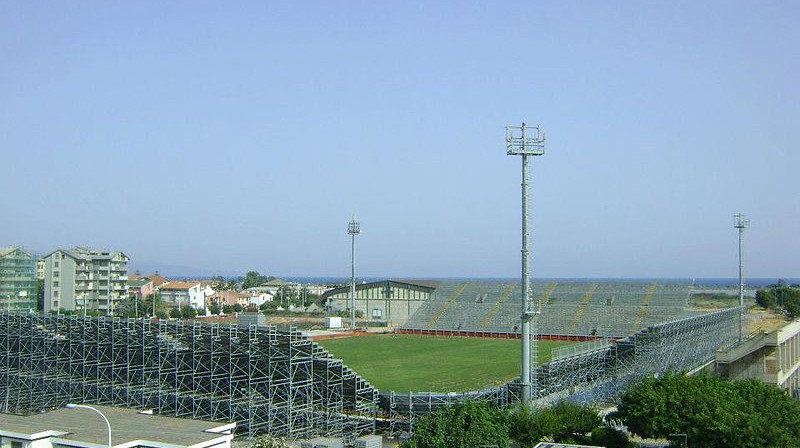"Cagliari" stadions "Is Arenas", pagaidām tribīnes veidotas no metāla caurulēm.
Foto no wikimedia.org