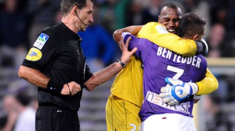 Pirmo vārtu autors Visams Ben Jeders sveic spēles galveno varoni Alī Amadā
Foto: AFP/Scanpix