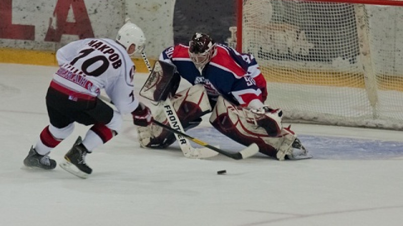 ''Liepājas metalurga'' vārtsarga J.Kalniņa drošā spēle arī šoreiz pretiniekam nedeva daudz cerību uz uzvaru.
Foto:Ģirts Gersons