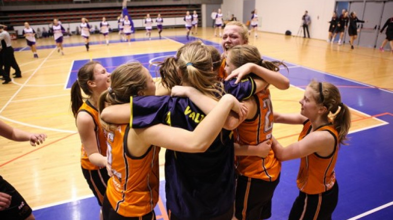 Valmieras meitenes Zemgales Olimpiskajā centrā Jelgavā līksmo par izcīnīto trešo vietu Swedbank LJBL U16 čempionātā
Foto: Billijs Locis, www.basket.lv