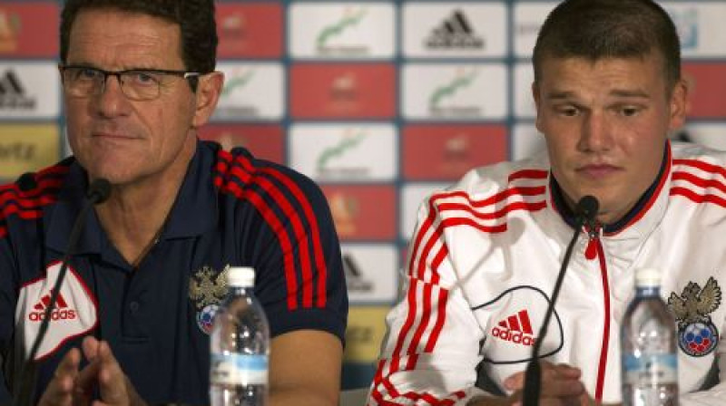 Krievijas izlases treneris Fabio Kapello un Igors Deņisovs, kura klubu karjera šobrīd sagrīļojusies
Foto: AFP/Scanpix