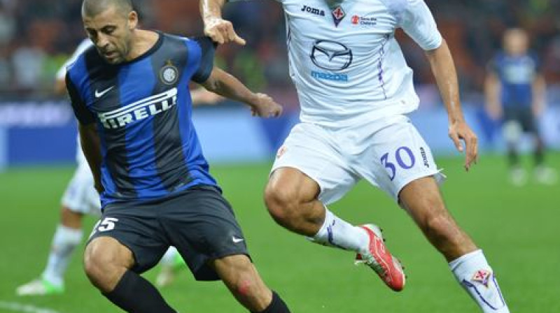 Luka Toni cīņā ar Valteru Samuelu.
Foto: AFP/Scanpix