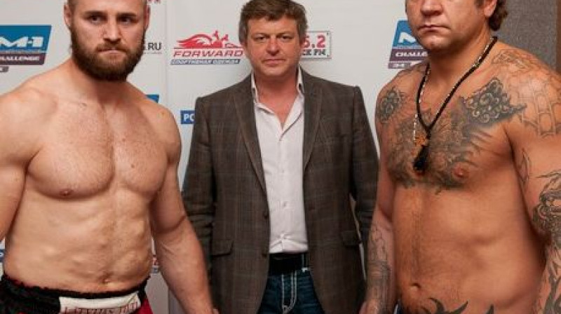 Konstantīns Gluhovs un Aleksandrs Jemeļjaņenko
pēc svēršanās procedūras. Foto: mixfight.ru