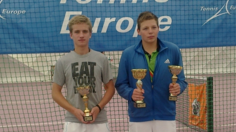 Lukas Zvikas un Mikus Losbergs (pa labi) ar uzvarētāju kausiem