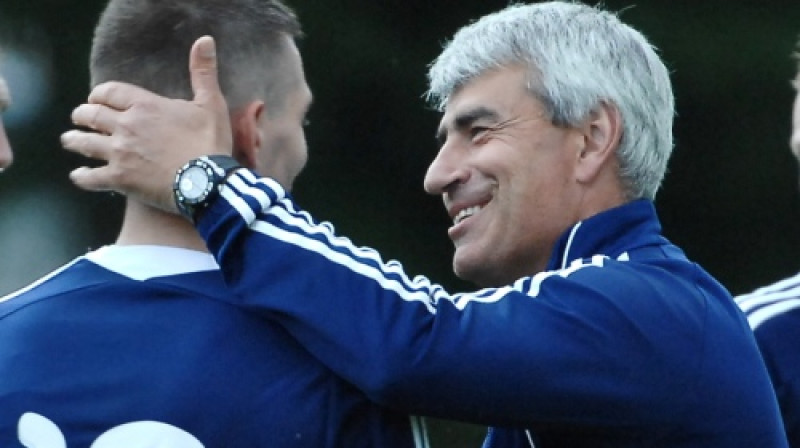 Jurijs Popkovs ar Rīgas "Daugavas" uzbrucēju Vitāliju Ziļu
Foto: Gints Ivuškāns (f64)