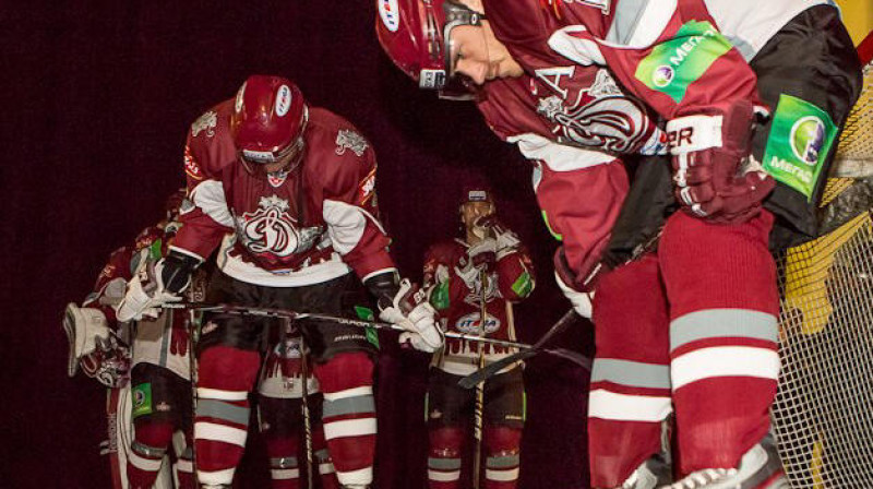 Vīri briest pirms cīkstēšanās pret Salavat Julajev vienību. Foto: Dinamo ofic. profils facebook.com lapā