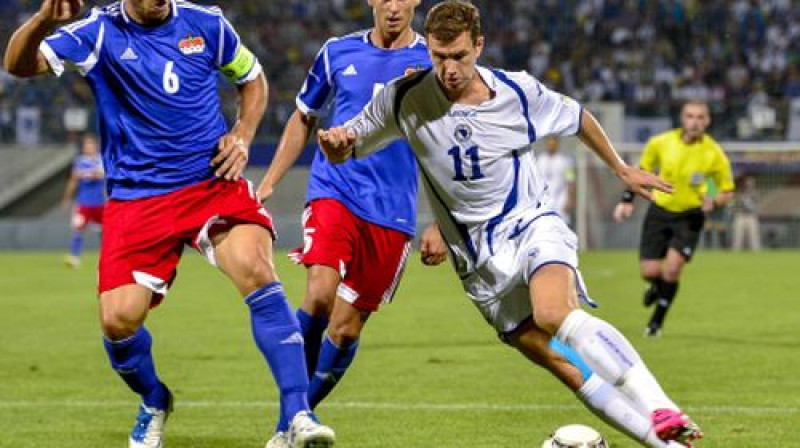 Martins Štoklāsa un Ivans Kintans mēģina apturēt Edinu Džeko
Foto: AFP/Scanpix