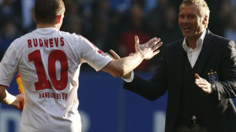 Artjoms Rudņevs un HSV galvenais treneris Torstens Finks
Foto: AP/Scanpix