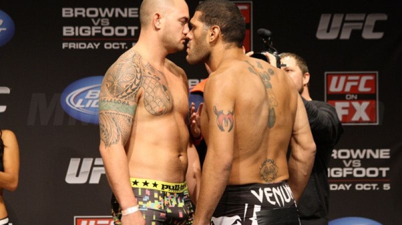 Trevis Brauns (pa kreisi) un Antonio Silva svēršanās procedūras laikā
Foto: mmajunkie.com