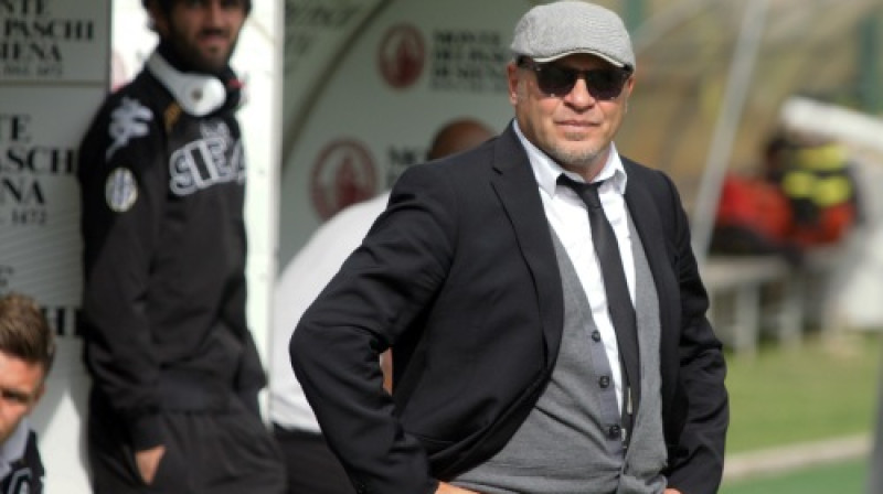 "Siena" trenerim S.Kosmi (centrā) neizdevās sagādāt vēl vienu pārsteigumu
Foto: Lapresse/Scanpix