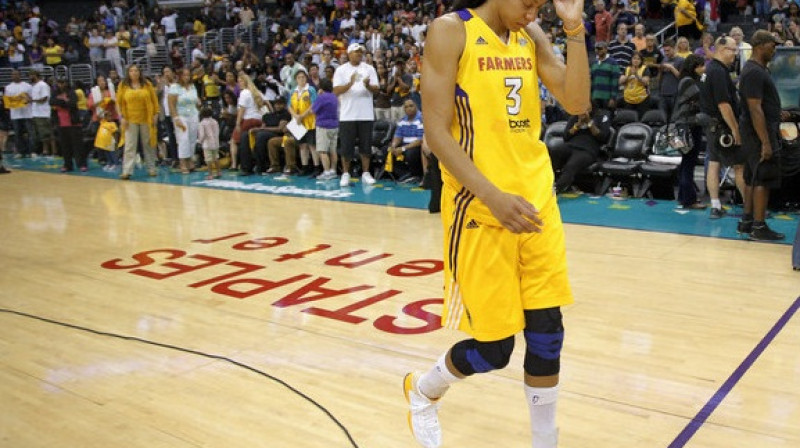 Kendisa Pārkere (Candace Parker) atstāj laukumu pēc zaudējuma WNBA Rietumu konferences otrajā finālspēlē
Foto: AP/Scanpix