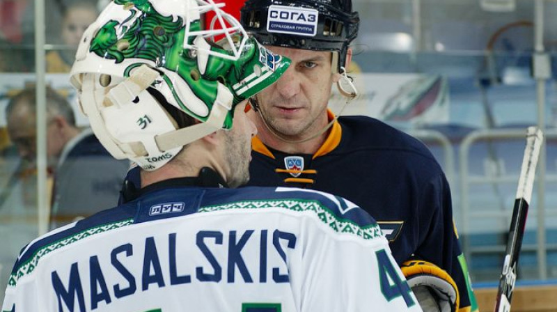 Sandis Ozoliņš un Edgars Masaļskis pēc mača
Foto: atlant-mo.ru