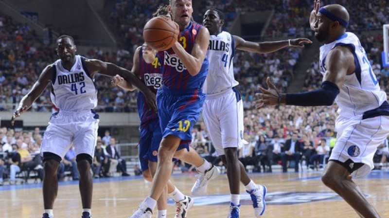 "Barcelona" aizsargs Šarūns Jasikēvičs spēlē pret "Dallas Mavericks"
Foto: AP/Scanpix