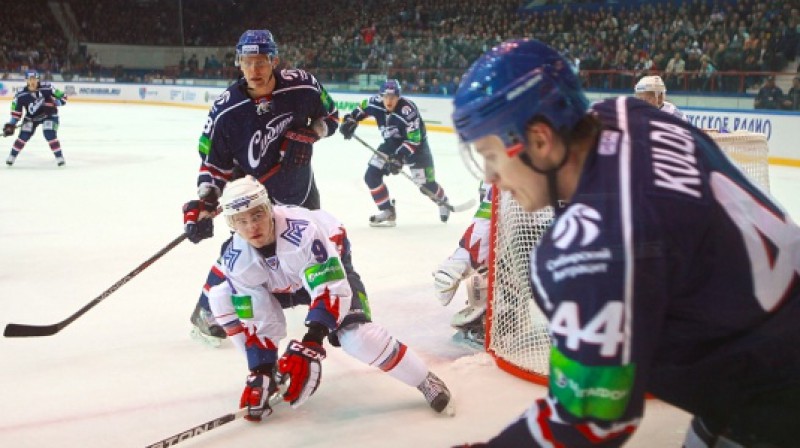 Artūrs Kulda piespēlē
Foto: hcsibir.ru