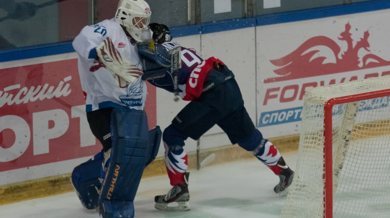 Liepājniekam E. Homjakovam (#91) pat šādi pretinieku vārtsargs nav pretinieks.
Foto:Ģirts Gertsons, skliepajasmetalurgs.lv
