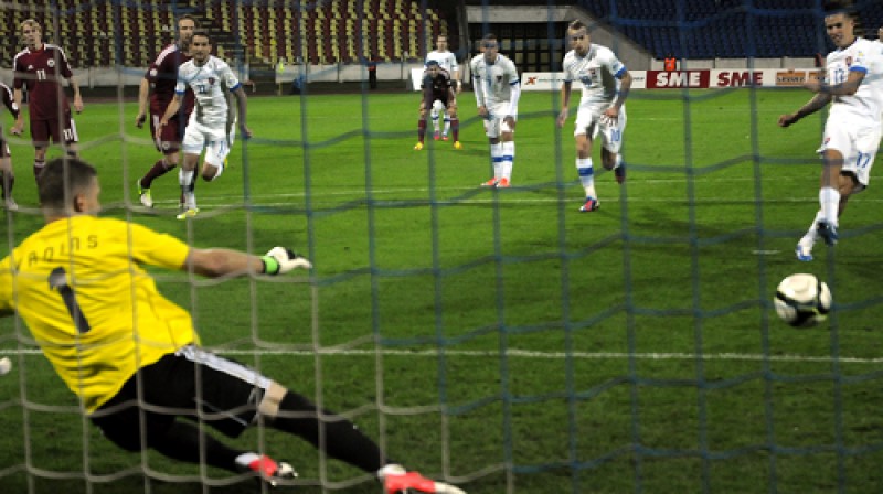 Mareks Hamšīks realizē 11 metru soda sitienu
Foto: AFP/Scanpix