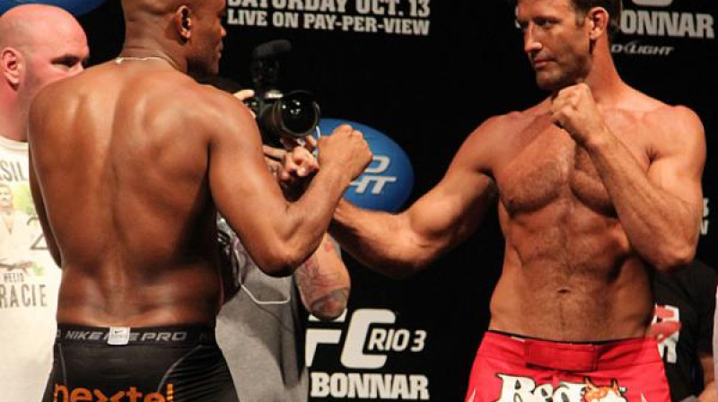Andersons Silva (pa kreisi) un Stefans Bonars svēršanās procedūras laikā
Foto: sherdog.com
