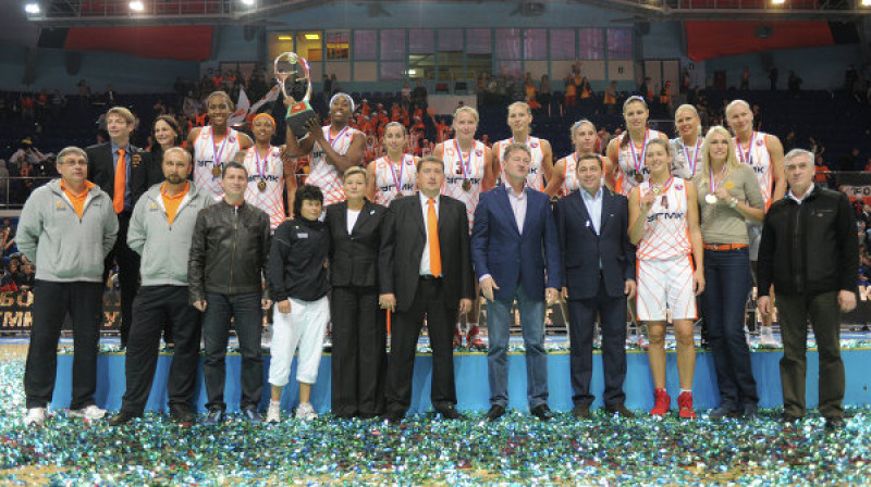 Anete Jēkabsone-Žogota un Jekaterinburgas basketbolistes pēc uzvaras UGMK kausa izcīņā
Foto: RIA Novosti