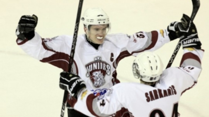 ''Juniors'' spēlētāji arī šovakar varēja svinēt uzvaru.
Foto: mhl.ru