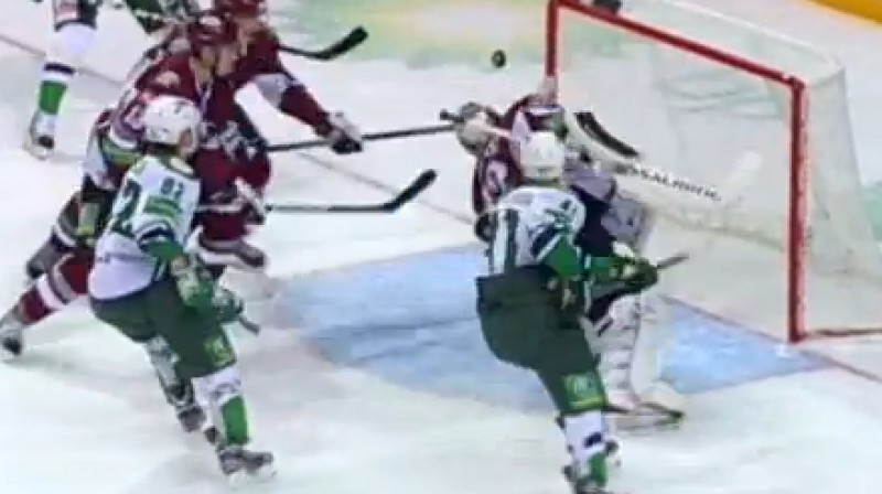 Mikaels Telkvists glābj
Foto: no KHL video