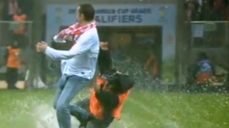 Ķerot fanu, apsargs cieš neveiksmi
Foto: no "Polska Sport" video