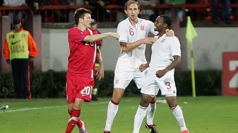 Denijs Rouzs (pirmais no labās) mača izskaņā pret Serbijas vienaudžiem
Foto: AP/Scanpix