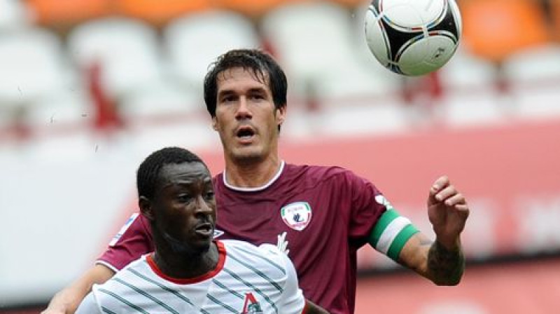 Sesars Navass (ar kapteiņa apsēju) pret Permas "Amkar" spēlētāju
Foto: ITAR-TASS/Scanpix