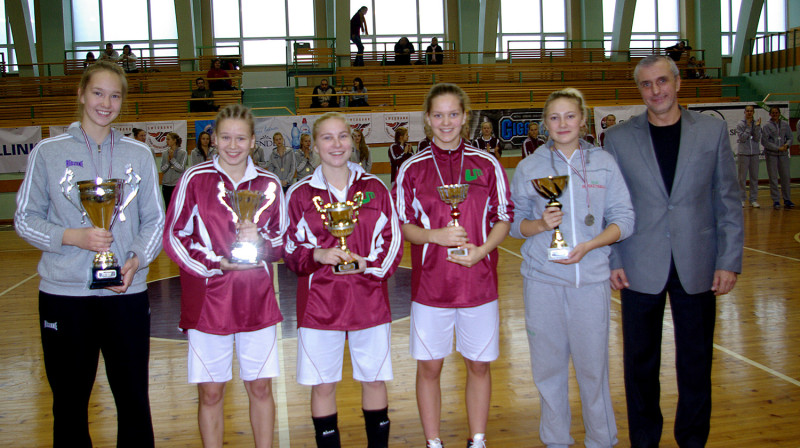 Pēc EYBL pirmā posma īpašas individuālās balvas saņēma Digna Strautmane (Rīdzene), Amanda Betlere, Sindija Kudule, Anda Kuzmina (visas BS "Rīga") un Valērija Smarško (RGUOR Minsk)
Foto:...