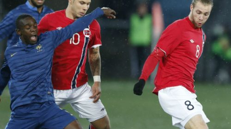 Kriss Mavinga (priekšplānā) un Jans Mvilā pret Norvēģijas vienaudžiem
Foto: AFP/Scanpix