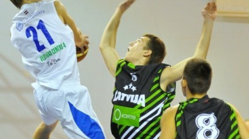 U18 izlases uzbrucējs Armands Ginters (6.) pret vienu no LU līderiem Kristapu Dārgo.
Foto: Romualds Vambuts