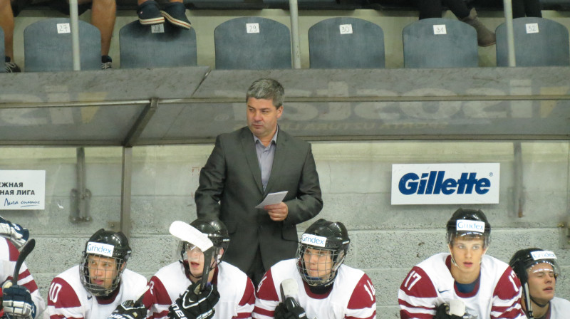 Leonīds Tambijevs un Latvijas U20 izlase.
Foto: LHF