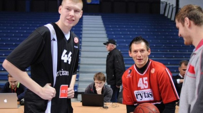 Dāvis Bertāns un Jānis Blūms pirms spēles
Foto: basketnews.lt