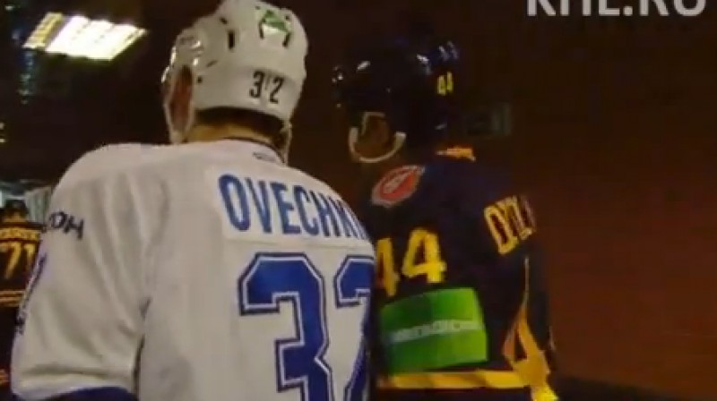 Aleksandrs Ovečkins lūdz Sandim Ozoliņam autogrāfu
Foto: no KHL video