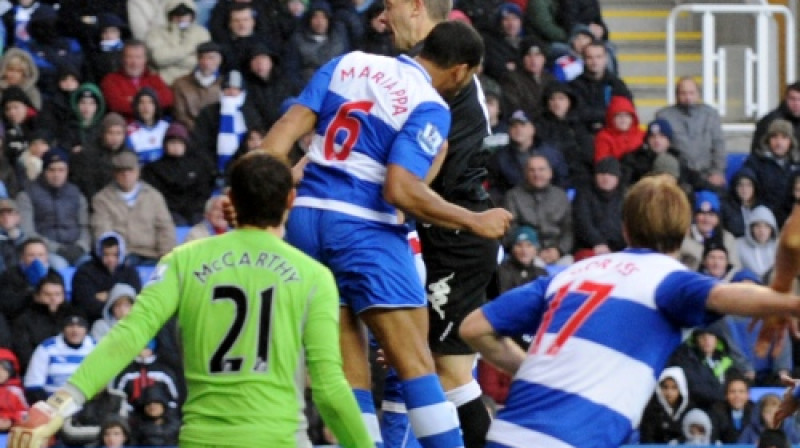 Kaspars Gorkšs (pa labi) epizodē, kad "Fulham" panāca 2:1
Foto: AFP/Scanpix