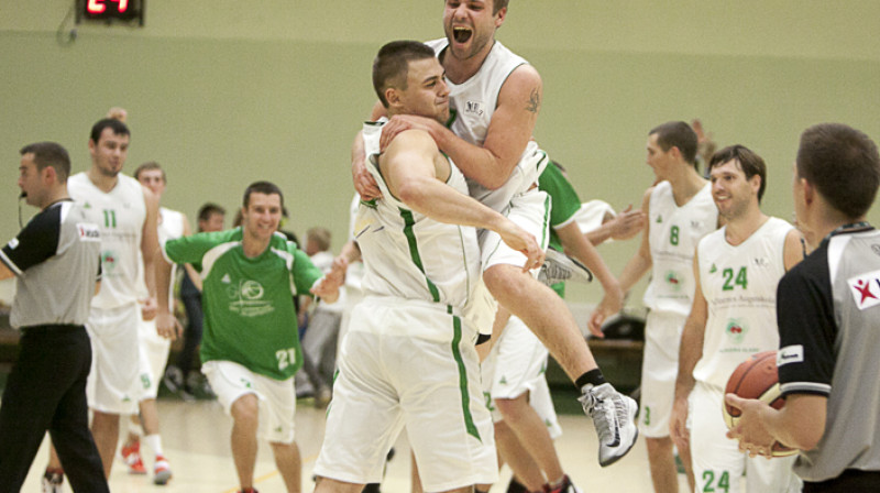 Roberts Zeile un Oto Grīnbergs šodien palīdzēja komandai ar "double-double"
Foto: Artūrs Kaurovs
