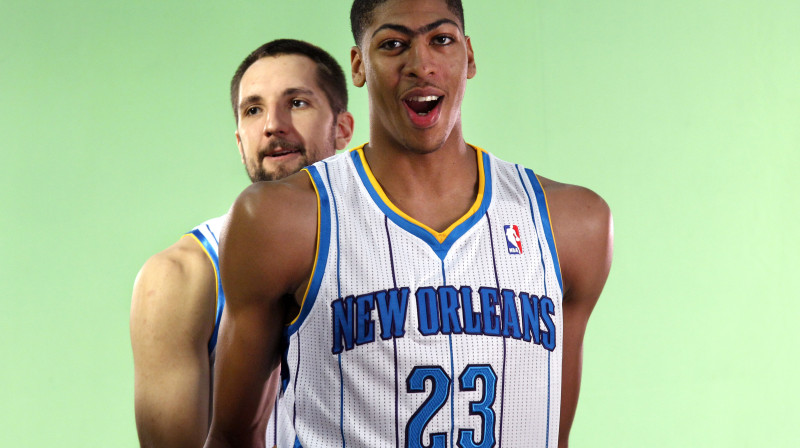 Tālmetienu speciālists Raiens Andersons un 2012. gada NBA drafta 1. numurs Entonijs Deiviss būs "Hornets" līderi jaunajā sezonā
Foto: AP/Scanpix